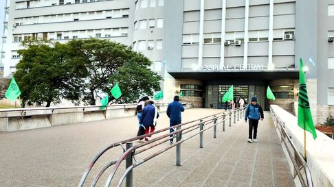 ATE Mendoza lanza un paro provincial con olla popular y exige recomposición salarial, estabilidad y cumplimiento de la ley 9068. ATE Mendoza lanza un paro provincial con olla popular y exige recomposición salarial, estabilidad y cumplimiento de la ley 9068.