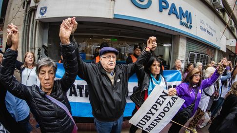 Los jubilados llevaron a la Justicia la batalla contra el libertario que conduce el PAMI y se niega a entregar los remedios gratuitos. Los jubilados llevaron a la Justicia la batalla contra el libertario que conduce el PAMI y se niega a entregar los remedios gratuitos.