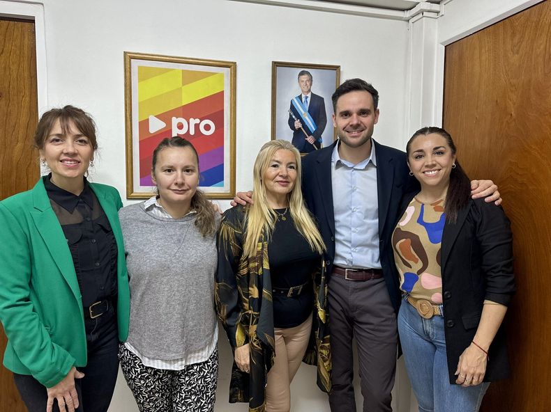 El presidente del Pro, Gabriel Pradines junto a las diputadas del bloque PRO Propuesta Republicana: Jimena Cogo, Stella Huczak, Laura Balsells Mir&oacute; y Cintia G&oacute;mez.&nbsp;