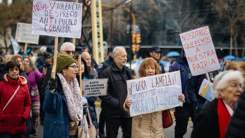 Postal de una de las marchas de Jubilados en Mendoza. Postal de una de las marchas de Jubilados en Mendoza.