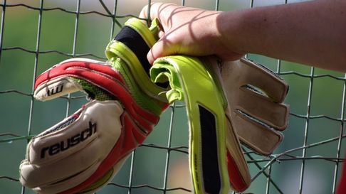 El jugador más longevo del fútbol argentino, colgó los guantes. El jugador más longevo del fútbol argentino, colgó los guantes.