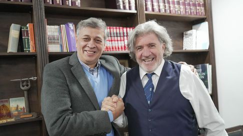 Los sellos que ofrece Daniel Orozco para la alianza con José Luis Ramón no tienen tinta. Los sellos que ofrece Daniel Orozco para la alianza con José Luis Ramón no tienen tinta.