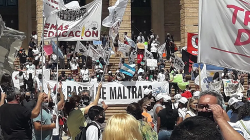 Postal de los caravanazos contra el intento de Rodolfo Suarez de imponer una reforma a la Ley de Educación. En Mendoza esta semana, además, habrá protestas contra la megaminería. Postal de los caravanazos contra el intento de Rodolfo Suarez de imponer una reforma a la Ley de Educación. En Mendoza esta semana, además, habrá protestas contra la megaminería.