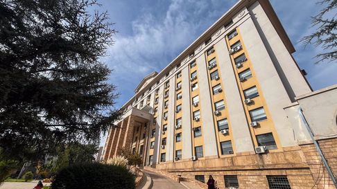 En la Casa de Gobierno abrieron sumarios y echaron a diez agentes. En la Casa de Gobierno abrieron sumarios y echaron a diez agentes.