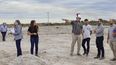Representantes empresarios recorrieron el predio del ex vertedero de Guaymallén que será un parque solar. Representantes empresarios recorrieron el predio del ex vertedero de Guaymallén que será un parque solar.