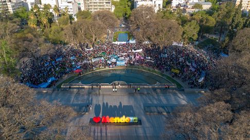 La UNCuyo sale a marchar por la educación pública. La UNCuyo sale a marchar por la educación pública.