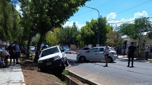 Momentos después del accidente en calle Gorriti, de Godoy Cruz. Momentos después del accidente en calle Gorriti, de Godoy Cruz.
