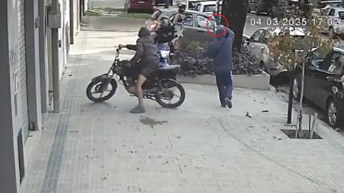 Motochorros le robaron a una joven pareja en La Plata Motochorros le robaron a una joven pareja en La Plata