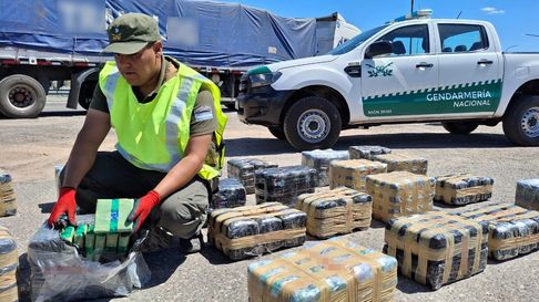 Gendarmería llevó a cabo un operativo en San Juan que concluyó con el secuestro de 300 kilos de hojas de coca. Gendarmería llevó a cabo un operativo en San Juan que concluyó con el secuestro de 300 kilos de hojas de coca.