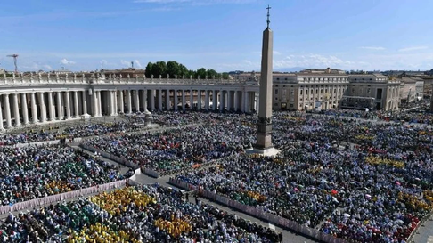Una multitud desbordó la plaza San Pedro para despedir al papa Francisco. Una multitud desbordó la plaza San Pedro para despedir al papa Francisco.