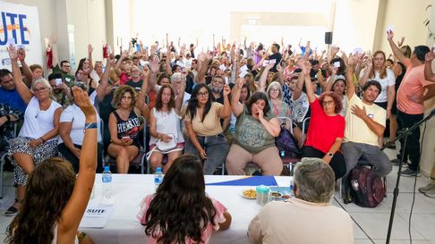 En paralelo, el SUTE activó su calendario electoral con la vista puesta en el 7 de octubre, cuando se renovará la conducción provincial y departamentales. En paralelo, el SUTE activó su calendario electoral con la vista puesta en el 7 de octubre, cuando se renovará la conducción provincial y departamentales.