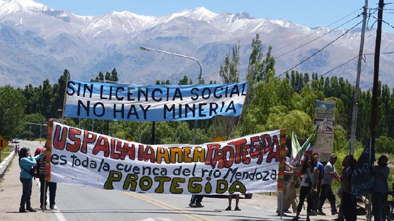 Uspallata es un bastión de resistencia social a la megaminería. Alfredo Cornejo busca vencer esa resistencia con un plan de propaganda y promesas de empleo. 
