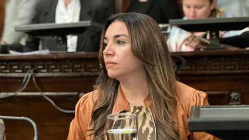 Proyecto de ley en Mendoza propone instalar tótems digitales en las escuelas para elecciones más transparentes y ecológicas. Proyecto de ley en Mendoza propone instalar tótems digitales en las escuelas para elecciones más transparentes y ecológicas.