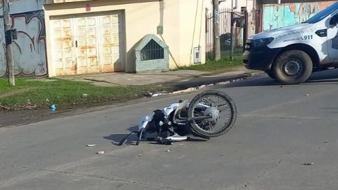 Una persona resultó herida tras el choque entre una moto y una camioneta en Berisso Una persona resultó herida tras el choque entre una moto y una camioneta en Berisso