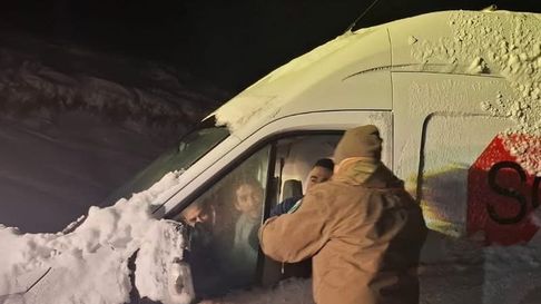 Policías trasandinos rescataron a los hombres varados por la nieve. Policías trasandinos rescataron a los hombres varados por la nieve.