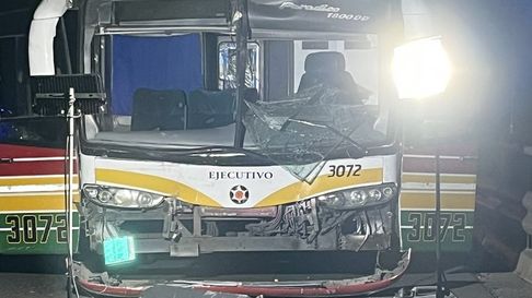 Así quedó uno de los micros que trasladaba hinchas de Estudiantes a Santiago del Estero Así quedó uno de los micros que trasladaba hinchas de Estudiantes a Santiago del Estero