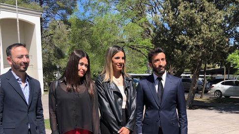 El abogado top junto a su equipo en las afueras de los tribunales del Sur. El abogado top junto a su equipo en las afueras de los tribunales del Sur.