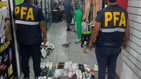 Efectivos de la PFA realizaron inspecciones en una feria de La Matanza. Efectivos de la PFA realizaron inspecciones en una feria de La Matanza.
