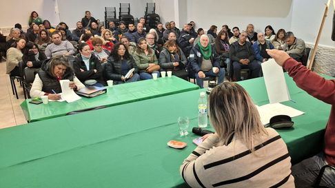 ATE exige aumentos que cubran el costo de vida, el pase a planta de trabajadores precarizados y el fortalecimiento del Convenio Colectivo del Régimen 15. ATE exige aumentos que cubran el costo de vida, el pase a planta de trabajadores precarizados y el fortalecimiento del Convenio Colectivo del Régimen 15.