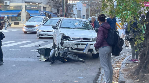 Un auto y una motocicleta se vieron involucrados en un siniestro vial en La Plata Un auto y una motocicleta se vieron involucrados en un siniestro vial en La Plata