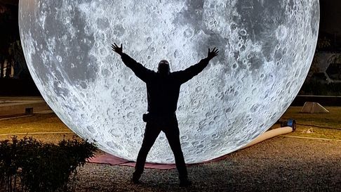 un artista de la plata denuncio ser estafado: se robaron la luna un artista de la plata denuncio ser estafado: se robaron la luna