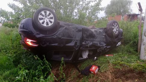 impactante vuelco en barrio aeropuerto dejo a un hombre internado impactante vuelco en barrio aeropuerto dejo a un hombre internado
