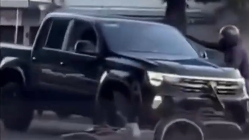 tension y golpes en tolosa tras un choque entre una moto y una camioneta tension y golpes en tolosa tras un choque entre una moto y una camioneta