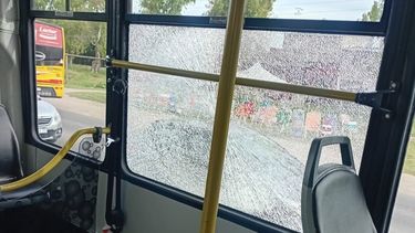 La Plata: un micro de la Línea Este fue atacado a piedrazos La Plata: un micro de la Línea Este fue atacado a piedrazos