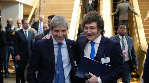 Luis Toto Caputo, titular de Economía, junto al presidente Javier Milei. Luis Toto Caputo, titular de Economía, junto al presidente Javier Milei.