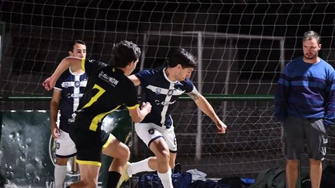 La lluvia fue protagonista en la noche de fútbol de salón. La lluvia fue protagonista en la noche de fútbol de salón.