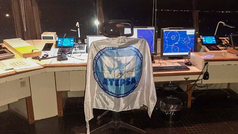 El paro de controladores aéreos se extenderá por cinco días. El paro de controladores aéreos se extenderá por cinco días.