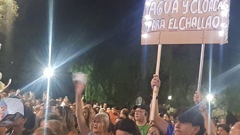 Agua y cloacas para El Challao, el reclamo que le estalló a Lo Presti en plena procesión por la Virgen de Lourdes. Agua y cloacas para El Challao, el reclamo que le estalló a Lo Presti en plena procesión por la Virgen de Lourdes.