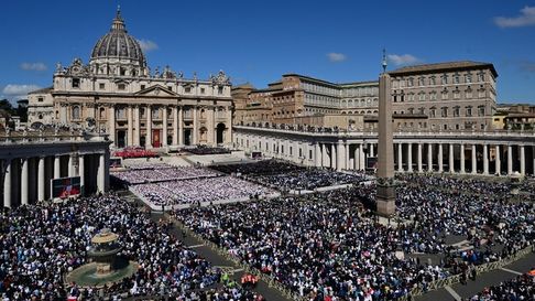 una multitud despidio al papa francisco en el vaticano y las calles de roma una multitud despidio al papa francisco en el vaticano y las calles de roma