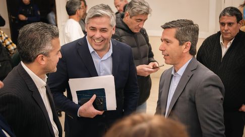 Juan Pablo Gulino y Germán Gómez, diputados del PJ junto al presidente de la Cámara de Diputados, Andrés Lombardi. Juan Pablo Gulino y Germán Gómez, diputados del PJ junto al presidente de la Cámara de Diputados, Andrés Lombardi.