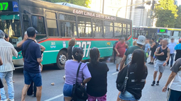 Un micro atropelló a una mujer en pleno centro platense Un micro atropelló a una mujer en pleno centro platense