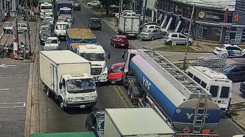 un auto quedo incrustado entre dos camiones en el limite de la plata y ensenada un auto quedo incrustado entre dos camiones en el limite de la plata y ensenada