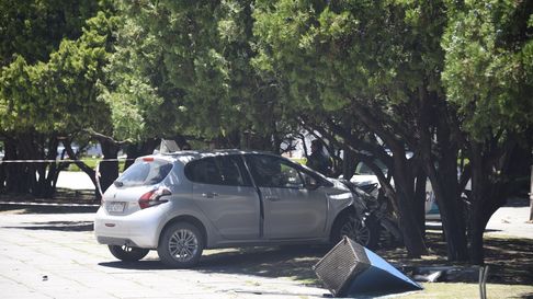 El auto sobre la calzada de Plaza Moreno El auto sobre la calzada de Plaza Moreno