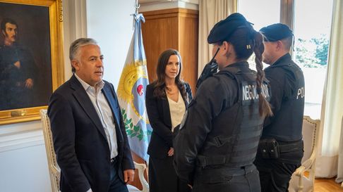 Cornejo con los negociadores que intervinieron en la crisis de la estudiante en La Paz. Cornejo con los negociadores que intervinieron en la crisis de la estudiante en La Paz.