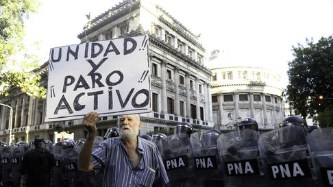 La CGT rechaza el ajuste fiscal, la desregulación y la devaluación, argumentando que estas medidas están empobreciendo a la población. La CGT rechaza el ajuste fiscal, la desregulación y la devaluación, argumentando que estas medidas están empobreciendo a la población.