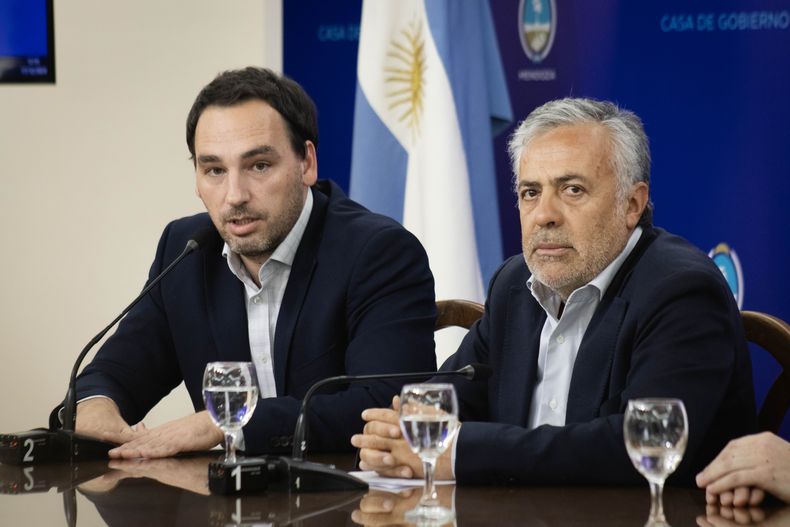 Rodolfo Montero, ministro de Salud, y Alfredo Cornejo impulsaron un paquete de reformas de la salud con foco en el ajuste de personal y de partidas. 