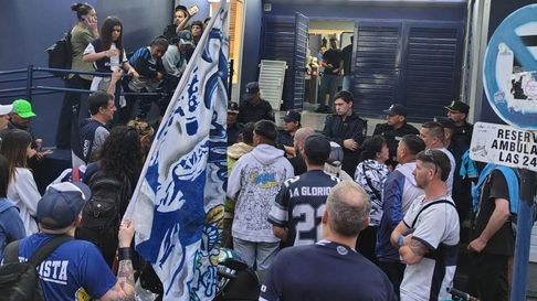 Hinchas de Gimnasia se encontraron con la policía en la sede social Hinchas de Gimnasia se encontraron con la policía en la sede social