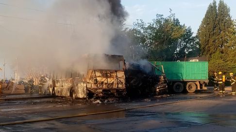 Choque entre un camión y un micro en el carril Rodriguez Peña Choque entre un camión y un micro en el carril Rodriguez Peña