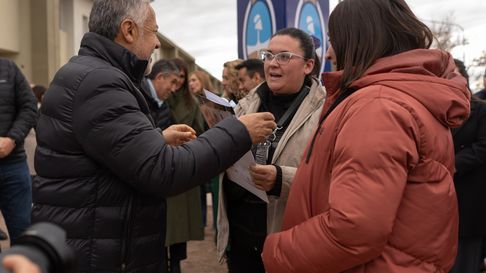 Alfredo Cornejo entregó viviendas de IPV Mi Casa, la línea que apunta a la clase media. Alfredo Cornejo entregó viviendas de IPV Mi Casa, la línea que apunta a la clase media.