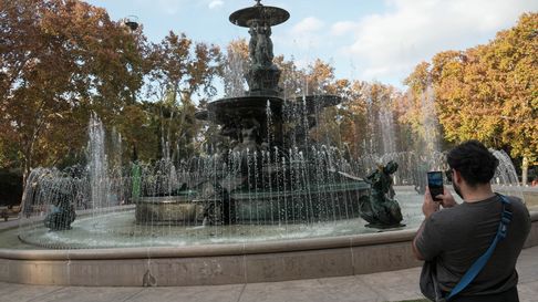 La Fuente de los Continentes, en el Parque San Martín, uno de los atractivos de la Ciudad de Mendoza, imán del turismo. La Fuente de los Continentes, en el Parque San Martín, uno de los atractivos de la Ciudad de Mendoza, imán del turismo.