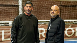 Orsi y Gómez, dupla técnica de Newells, le enviaron un mensaje a Lionel Messi. Orsi y Gómez, dupla técnica de Newells, le enviaron un mensaje a Lionel Messi.