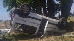 La Plata: una camioneta intentó esquivar a un ciclista y terminó volcada La Plata: una camioneta intentó esquivar a un ciclista y terminó volcada