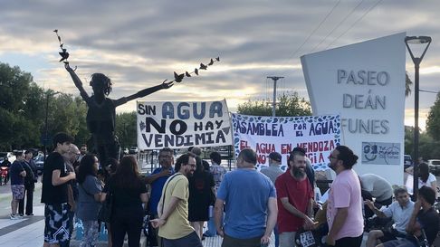 Los manifestantes desplegaron carteles y pancartas alusivas. Los manifestantes desplegaron carteles y pancartas alusivas.