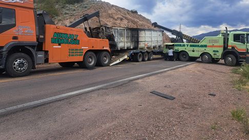 Accidente fatal en Ruta 7. Grúas en el lugar intentan remover a uno de los camiones. Accidente fatal en Ruta 7. Grúas en el lugar intentan remover a uno de los camiones.