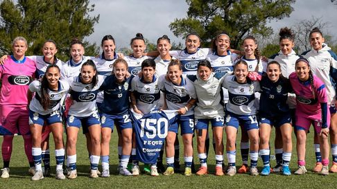 El Fútbol Femenino de Gimnasia reconoció a Milagros Oliver El Fútbol Femenino de Gimnasia reconoció a Milagros Oliver