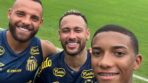 Neymar ya se entrena con el Santos. Neymar ya se entrena con el Santos.